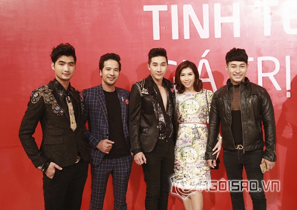 Miss Cinema Thanh Mai was accompanied by designer Ngoc Long to the Spring Festival of Literature and Artists.